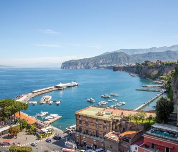 Vue sur la Marina Piccola et la baie à Sorrente