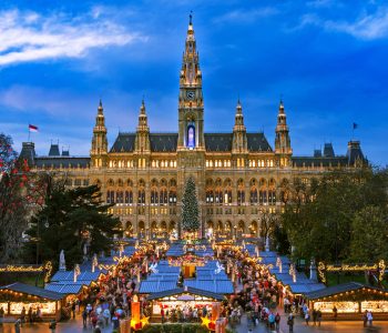 Weihnachtsmarkt Wien, traditioneller Christkindlmarkt im Dezember vor dem Wiener Rathaus